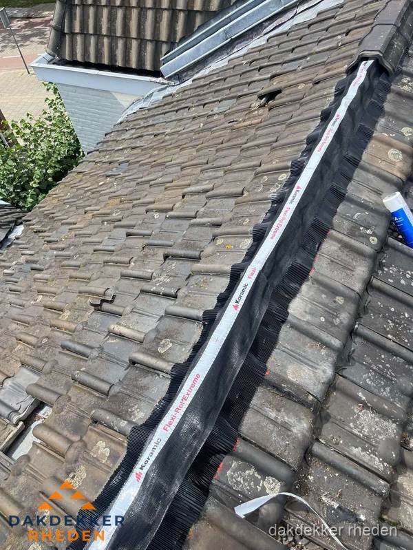 Nokvorst renovatie met Koramic nokrol op schuin pannendak in Rheden Nokvorst renovatie met Koramic nokrol op schuin pannendak in Rheden