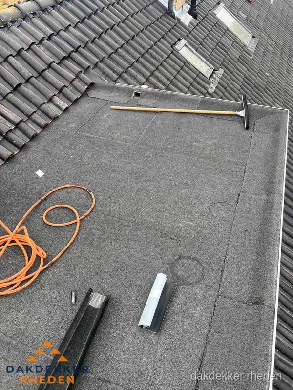 Plat dak reparatie met gereedschap en loodstroken in Rheden Plat dak reparatie met gereedschap en loodstroken in Rheden