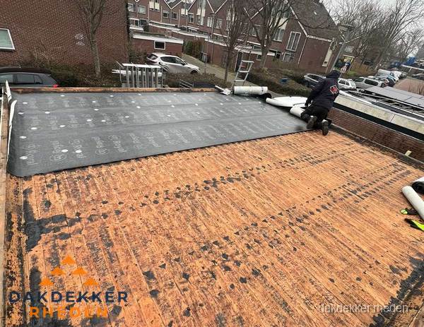 Dakdekker legt onderlaag op plat dak met houten constructie in Rheden Dakdekker legt onderlaag op plat dak met houten constructie in Rheden