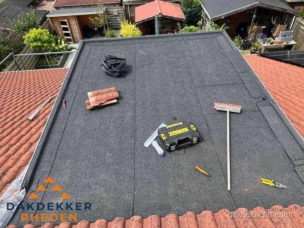 Gereedschap op nieuw plat dak na renovatie in Rheden Gereedschap op nieuw plat dak na renovatie in Rheden