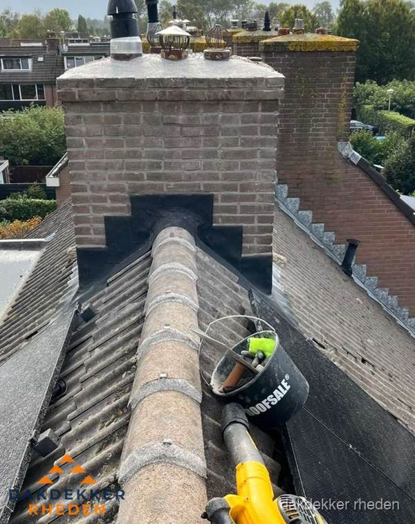 Schoorsteen met loodaansluiting en nokvorst op pannendak in Rheden Schoorsteen met loodaansluiting en nokvorst op pannendak in Rheden