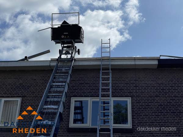 Ladderlift en ladder bij woning voor dakinspectie in Rheden Ladderlift en ladder bij woning voor dakinspectie in Rheden