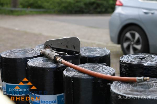 Rollen bitumen dakbedekking EshaGum klaar voor installatie in Rheden Rollen bitumen dakbedekking EshaGum klaar voor installatie in Rheden
