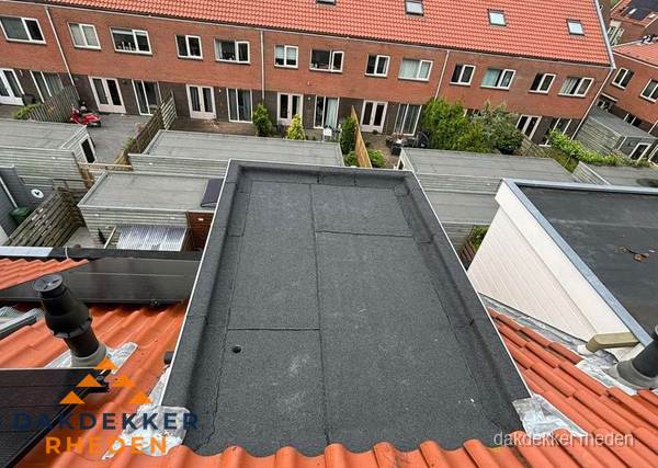 Plat dak met bitumen bedekking naast dakkapel in Rheden Plat dak met bitumen bedekking naast dakkapel in Rheden