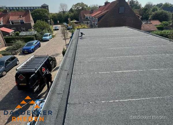 Nieuw bitumen plat dak met uitzicht over woonwijk in Rheden Nieuw bitumen plat dak met uitzicht over woonwijk in Rheden