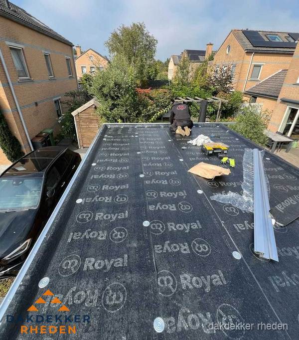 Dakdekker aan het werk op plat dak renovatie in Rheden Dakdekker aan het werk op plat dak renovatie in Rheden