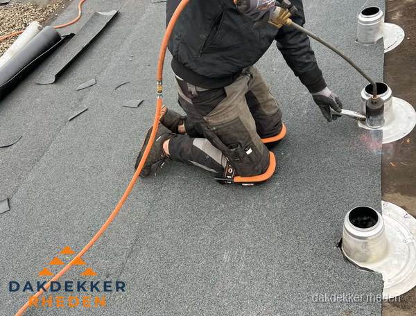 Dakdekker repareert bitumen dakleer bij dakdoorvoer in Rheden Dakdekker repareert bitumen dakleer bij dakdoorvoer in Rheden